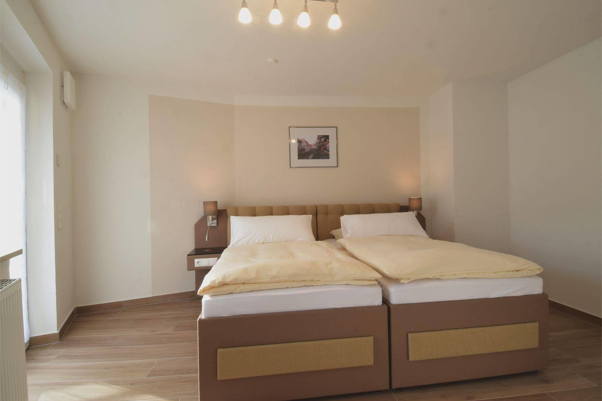 Aparthotel Donaustern Asbach-Baumenheim Bagian luar foto